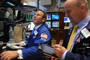 Fed chắp cánh cho Phố Wall bay cao